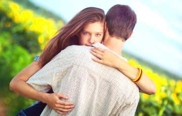 Вы свой парень и, если вас так обнимает ваш партнер, задумайтесь, есть ли в отношениях сами отношения. А вот медленный танец просто романтика во плоти