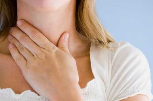 Вылечить боль в горле в домашних условиях за день можно с помощью картофельного компресса